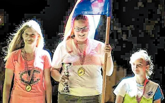 Ljetno sanjkanje pod svjetlima reflektora