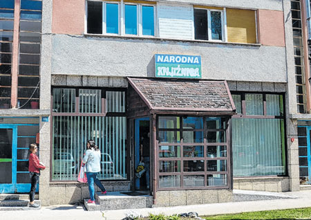 Od jučer se na red za ulazak čeka i u knjižnici