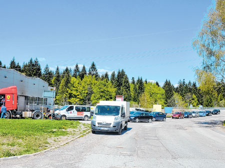 Kolona ispred stanice za tehnički pregled Lučice