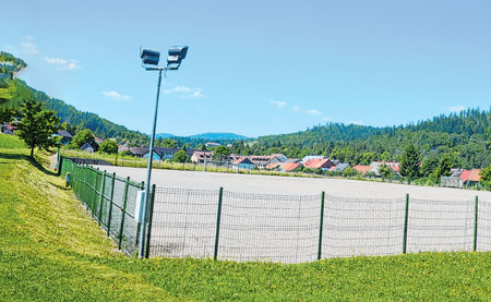 Postaviti umjetnu travu na igralištu uz sportsku dvoranu