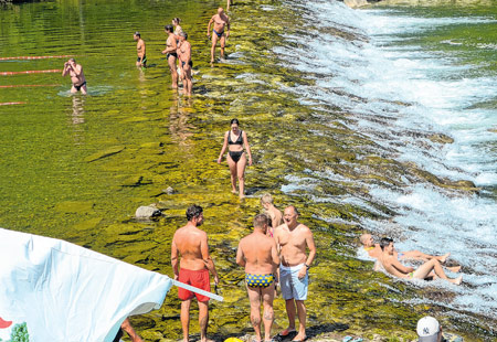 Pedesetak odvažnih plivalo hladnom Kupom uzvodno