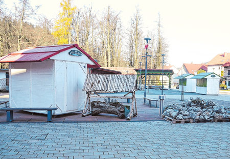 U Delnicama počelo postavljanje sela Bake Mraz