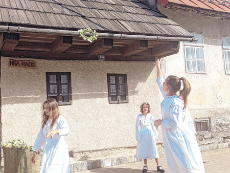 Stari goranski ivanjski običaj: Kresnice bacanjem vjenčića na krov zazivale udaju