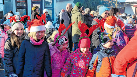 Djed Mraz dolazi u Selo Bake Mraz s darovima