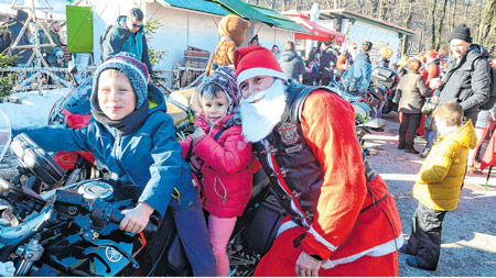 Moto Mrazovi najmlađe darivali slatkišima