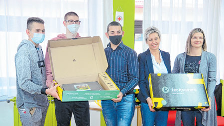 Četiri prijenosna računala predana delničnikm učenicima