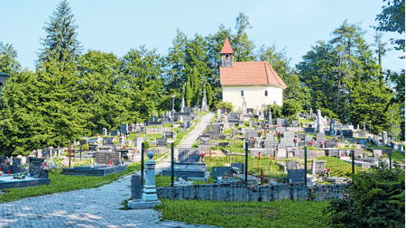 Ograda na groblju u Zamostu Brodskom u rano proljeće