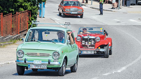 Središnji trg “okupirali” oldtimeri, plesači, puhači…
