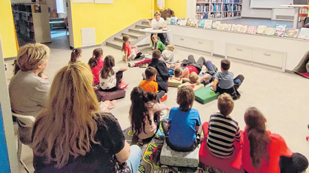 Druženje nižih razreda delničke osnovne škole sa Slavicom Grgurić Pajnić i njezinom slikovnicom