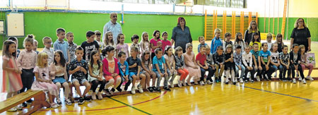 Prvašići u školi jučer su prvi put sjeli u školske klupe i upoznali se s učiteljicom