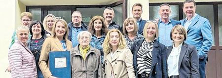 Bivši maturanti s razrednicom Ivanom Majnarić