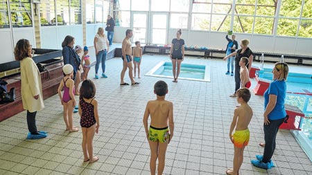Učenici drugih razreda na bazenu OŠ Ivana Gorana Kovačića uče osnove plivanja