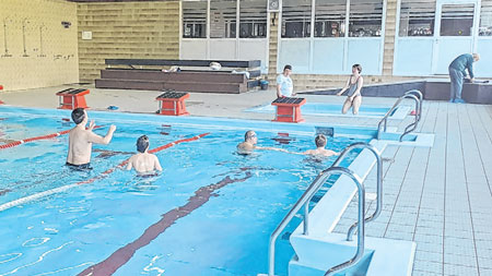 Rekreacijsko plivanje i druženje uz vodu i u vodi za osobe s invaliditetom u organizaciji GD-a Crvenog križa Delnice