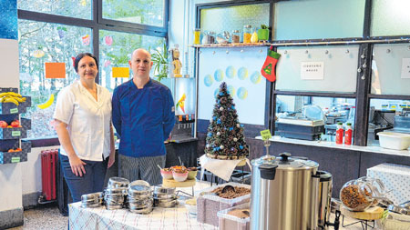 Tristotinjak učenika delničke OŠ Ivana Gorana Kovačića uživa u delicijama koje im priprema kuhar Dario Zetović