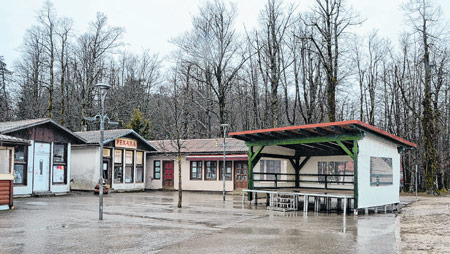 Bivša voćarna i trgovina kruhom trebali bi biti uklonjeni s Trga 138. brigade HV