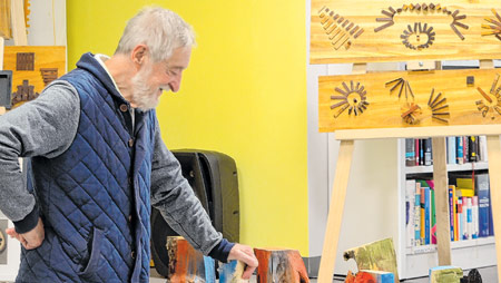 Izložba rukotvorina Zlatka Pochobradskog u delničku knjižnicu donijela – igru