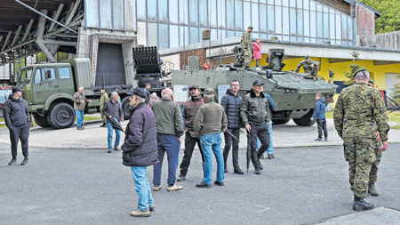 Pokazna vježba i prikaz vojne opreme oduševili Delničane